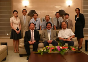 日本大使館で記念撮影　後列左から2番目が横山、6番目が小嶋先生、前列左から佐々木教授、山﨑先生、岡田大使
